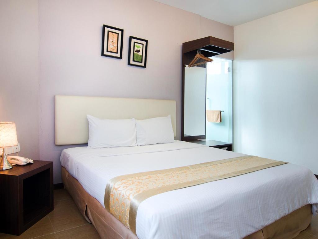 Eight Days Boutique - Mount Austin Hotel
